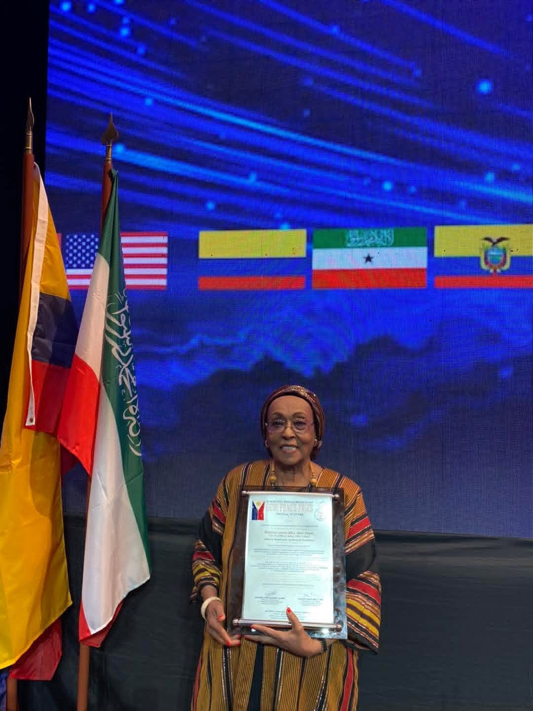 Edna Adan Ismail receiving the Gusi Peace Prize