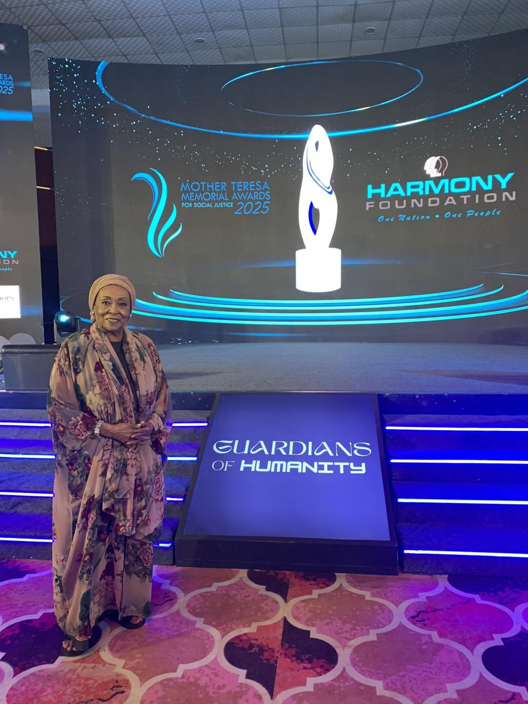 Edna Adan Ismail receiving the Mother Teresa Award